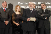 El escritor santanderino &Aacute;lvaro Pombo (delante) acompa&ntilde;ado por los miembros del jurado