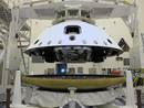 Curiosity a punto de ser encapsulado entre el escudo posterior y el escudo t&eacute;rmico