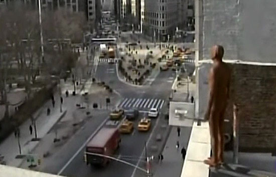 Esculturas de personas  a punto de tirarse desde varios tejados en Nueva York