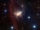 Para muchos la nebulosa NGC 1788 es un tesoro escondido a pocos grados de distancia de las brillantes estrellas del cintur&oacute;n de Ori&oacute;n. El polvo y el gas se entremezclan con un peque&ntilde;o c&uacute;mulo de nuevas estrellas que le otorgan una forma que recuerda