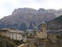 La silueta del pueblo de Torla, delante del macizo de Mondarruego, que abre la puerta al Parque Nacional de Ordesa