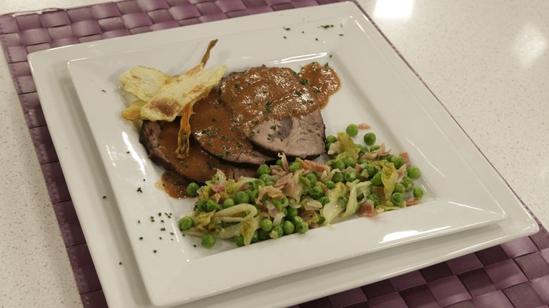 Saber cocinar - Espaldilla asada  con guisantes a la francesa 