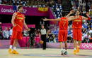 El espa&ntilde;ol Marc Gasol celebra una canasta contra Francia junto a sus compa&ntilde;eros Juan-Carlos Navarro, y Pau Gasol durante el partido de baloncesto de cuartos de final.