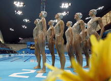 El conjunto español se prepara para ejecutar su ejercicio en la final de la competición de natación sincronizada por equipos en el Centro Acuático de Londres. El conjunto español se prepara para ejecutar su ejercicio en la final de la competición de natación sincronizada por equipos en el Centro Acuático de Londres.