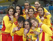 Las componentes del conjunto espa&ntilde;ol posan con sus medallas de bronce tras la final de la competici&oacute;n de nataci&oacute;n sincronizada por equipos.