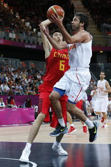 El escolta de la selección española Juan Carlos Navarro entra a canasta ante la defensa del escolta de China Yi Li. El escolta de la selección española Juan Carlos Navarro entra a canasta ante la defensa del escolta de China Yi Li.