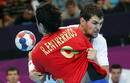 El espa&ntilde;ol Ra&uacute;l Entrerrios es obstaculizado por un jugador croata durante el partido del torneo ol&iacute;mpico de balonmano que enfrentaron a las selecciones de Espa&ntilde;a y Croacia.