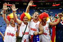 Aficionados espa&ntilde;oles en la grada antes del comienzo de la final ol&iacute;mpica de baloncesto, entre Espa&ntilde;a y Estados Unidos, en el North Greenwich Arena.
