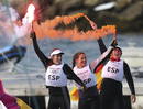 Las regatistas espa&ntilde;olas T&aacute;mara Echegoyen, Sof&iacute;a Toro y &Aacute;ngela Pumariega celebran el oro conseguido en la clase Match Race Elliott 6.