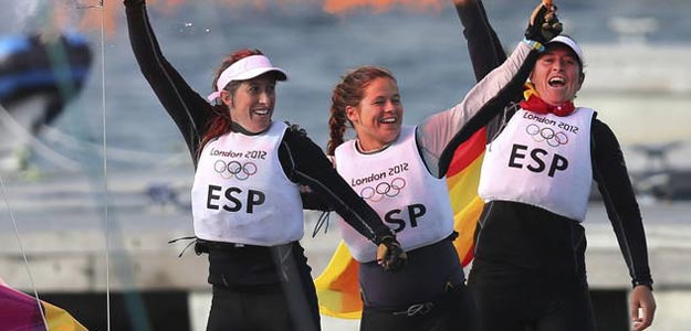 Las regatistas españolas Támara Echegoyen, Sofía Toro y Ángela Pumariega celebran el oro conseguido en la clase Match Race Elliott 6. Las regatistas españolas Támara Echegoyen, Sofía Toro y Ángela Pumariega celebran el oro conseguido en la clase Match Race Elliott 6.
