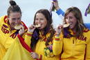 Tamara Echegoyen, Sof&iacute;a Toro y Angela Pumariega suben al podium para recoger la medalla de oro de vela en la categor&iacute;a Elliot 6M.
