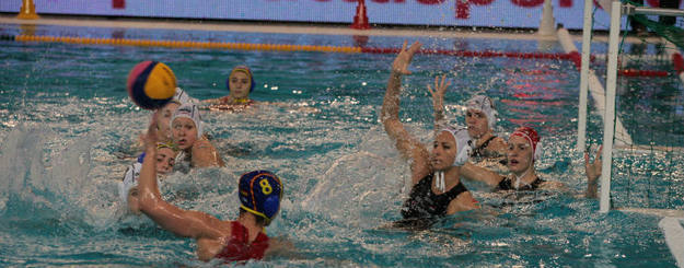 La selecci&oacute;n espa&ntilde;ola femenina de waterpolo, en un partido de Trieste