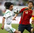 Xabi Alonso lucha por el bal&oacute;n con el iraqu&iacute; Hawar Tahir.
