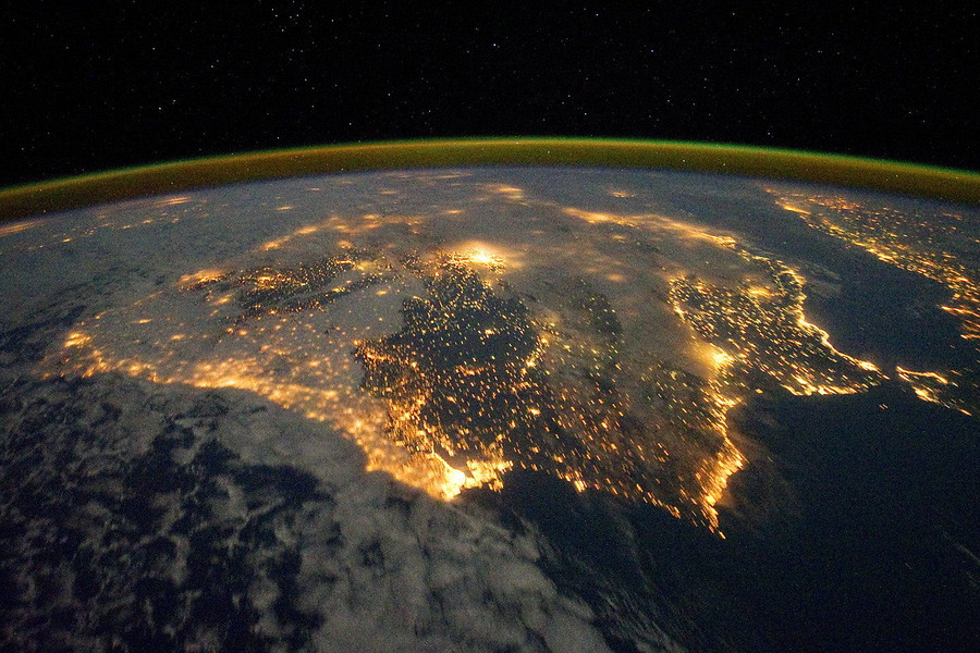 España, de noche, vista desde el espacio