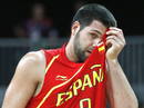LON73 LONDRES (REINO UNIDO) 4/8/2012 El jugador espa&ntilde;ol Felipe Reyes se seca el sudor durante el partido correspondiente al grupo B de la fase preliminar del torneo de baloncesto de los Juegos Ol&iacute;mpicos de Londres hoy, 4 de agosto de 2012, en el Bask