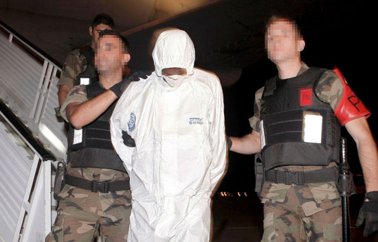 Llegan a Espa&ntilde;a los dos piratas somal&iacute;es detenidos por el secuestro del Alakrana