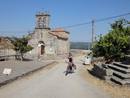 Ciclismo en el interior de un peque&ntilde;o pueblo de piedra