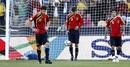 Alonso, Piqu&eacute; y Capdevila se lamentan del primer gol de Sud&aacute;frica, cuando parec&iacute;a que se consumaba la segunda derrota de la Roja