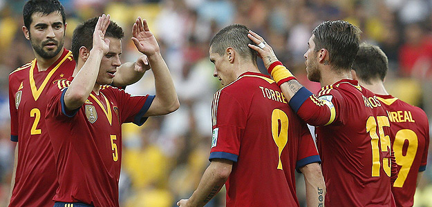 El delantero de la selección española, Fernando Torres, celebra su segundo gol, tercero del equipo, con sus compañeros.