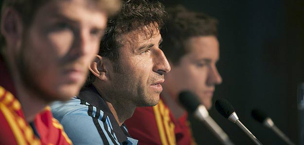 Luis Milla, con los jugadores David de Gea y Ander Herrera.