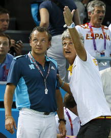 El seleccionador espa&ntilde;ol Rafael Aguilar protesta al &aacute;rbitro esloveno Boris Margeta, de azul, en el partido Espa&ntilde;a vs. Croacia.