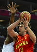El espa&ntilde;ol Marc Gasol intenta encestar ante Francia durante el partido de baloncesto de cuartos de final, que acab&oacute; con victoria espa&ntilde;ola (66-59).