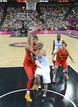 El franc&eacute;s Tony Parker intenta encestar ante el espa&ntilde;ol Marc Gasol durante el partido de baloncesto de cuartos de final.