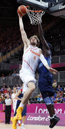 El pivot espa&ntilde;ol Pau Gasol,iz, intenta la canasta ante la oposici&oacute;n del brit&aacute;nico Pops Mensah-Bonsu.