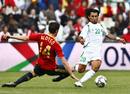 Xabi Alonso se lanza al cesped para intentar arrebatar el bal&oacute;n al iraqu&iacute; Samer Saeed.