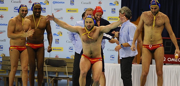 Los jugadores de Espa&ntilde;a celebran el triunfo frente a Macedonia.