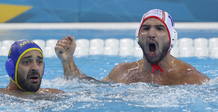 Perrone celebra un gol ante un Montenegrino.