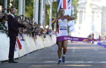 El español Alberto Suárez Laso, cruza la línea de meta como vencedor de la Maratón T-12 masculina de los Juegos Paralímpicos de Londres 2012. El español Alberto Suárez Laso, cruza la línea de meta como vencedor de la Maratón T-12 masculina de los Juegos Paralímpicos de Londres 2012.