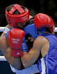 El espa&ntilde;ol Jonathan Alonso (rojo) en su pelea contra el iran&iacute; Mehdi Toloutibandpi (azul) en la categor&iacute;a de peso w&eacute;lter ligero (64kg) ,del torneo ol&iacute;mpico de boxeo.