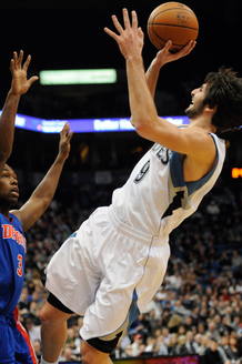 El español Ricky Rubio (d) de los Minnesota Timberwolves lanza sobre Rodney Stuckey (i) de los Detroit Pistons. El español Ricky Rubio (d) de los Minnesota Timberwolves lanza sobre Rodney Stuckey (i) de los Detroit Pistons.