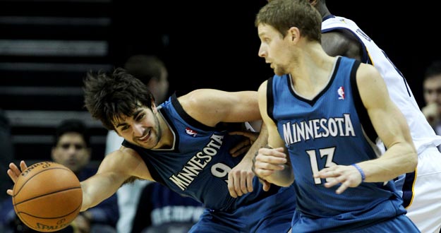 El español Ricky Rubio (i) de los Timberwolves junto a su compañero Luke Ridnour El español Ricky Rubio (i) de los Timberwolves junto a su compañero Luke Ridnour
