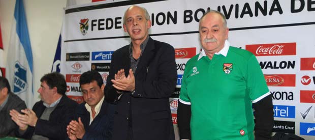 Xabier Azkargorta (d) ha sido presentado como el nuevo técnico de la selección boliviana. Xabier Azkargorta (d) ha sido presentado como el nuevo técnico de la selección boliviana.