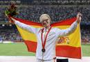 La espa&ntilde;ola Eva Ngui posa con la medalla de bronce que ha conseguido en los 200 metros, tras la descalificaci&oacute;n de la ganadora.