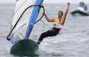 La espa&ntilde;ola Marina Alabau campeona ol&iacute;mpica de RS-X celebra su victoria llegando a la meta.