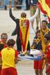 La espa&ntilde;ola Marina Alabau celebra con sus compa&ntilde;eros de equipo la victoria que le ha dado el oro.