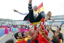 Los compa&ntilde;eros mantean a la espa&ntilde;ola Marina Alabau tras ganar el oro en la final de RS:X.