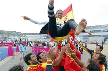 Los compa&ntilde;eros mantean a la espa&ntilde;ola Marina Alabau tras ganar el oro en la final de RS:X.