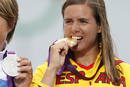 La espa&ntilde;ola Marina Alabau, muerde la medalla de oro ante la finlandesa Tuuli Petaja, plata.