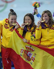 Las espa&ntilde;olas T&aacute;mara Echegoyen, Sof&iacute;a Toro y &Aacute;ngela Pumariega posan en el podio con el oro conseguido en la clase Match Race Elliott 6 de los Juegos de Londres 2012.