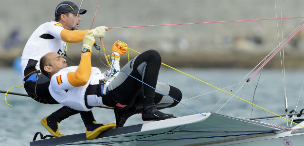 Los españoles Iker Martínez (i) y Xabier Fernández (2-i) drizan durante las pruebas de la clase 49er de los Juegos Olímpicos de Londres 2012 Los españoles Iker Martínez (i) y Xabier Fernández (2-i) drizan durante las pruebas de la clase 49er de los Juegos Olímpicos de Londres 2012