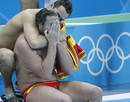 Los espa&ntilde;oles Javier Vall&eacute;s y Guilermo Molina tras perder 11-9 el partido de los cuartos de final del torneo ol&iacute;mpico de waterpolo que las selecciones de Espa&ntilde;a y Montenegro juegaron en el complejo acu&aacute;tico de los Juegos.