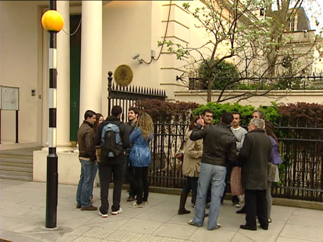 Un grupo de espa&ntilde;oles organiza por su cuenta de regresar desde Londres