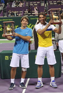 Los tenistas españoles Marc Lopez (i) y Rafael Nadal (d) posan con sus trofeos. Los tenistas españoles Marc Lopez (i) y Rafael Nadal (d) posan con sus trofeos.