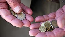 Ir al Video&nbsp;Los espa&ntilde;oles pagan al banco, de media, 500 euros en comisiones al a&ntilde;o