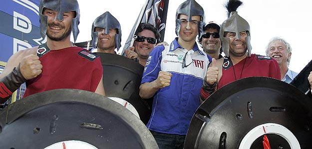 Jorge Lorenzo se coloc&oacute; el casco de espartano para posar con sus fans.