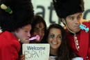 Aficionados esperan la llegada del equipo espa&ntilde;ol de baloncesto al aeropuerto londinense de Heathrow . El equipo debutar&aacute; en los Juegos de Londres 2012 el pr&oacute;ximo d&iacute;a 29 ante China.